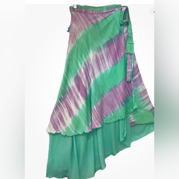 Ladies Wrap Around Flowy skirt  
Handmade in Indonesia Aloha Royale 
One size - Picture 1 of 4